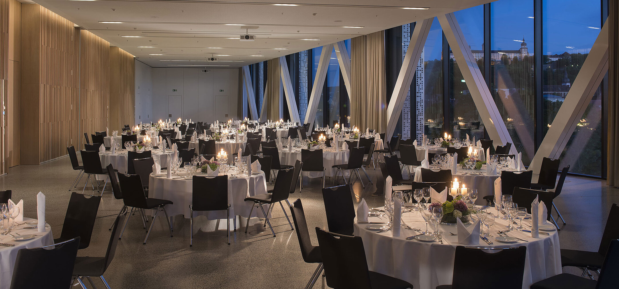 Meeting room Elegant event venue at Maritim Hotel Würzburg with round tables and view of the fortress