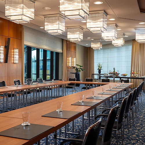 Salle de conférence lumineuse avec grandes fenêtres et catering au Maritim Hotel Düsseldorf