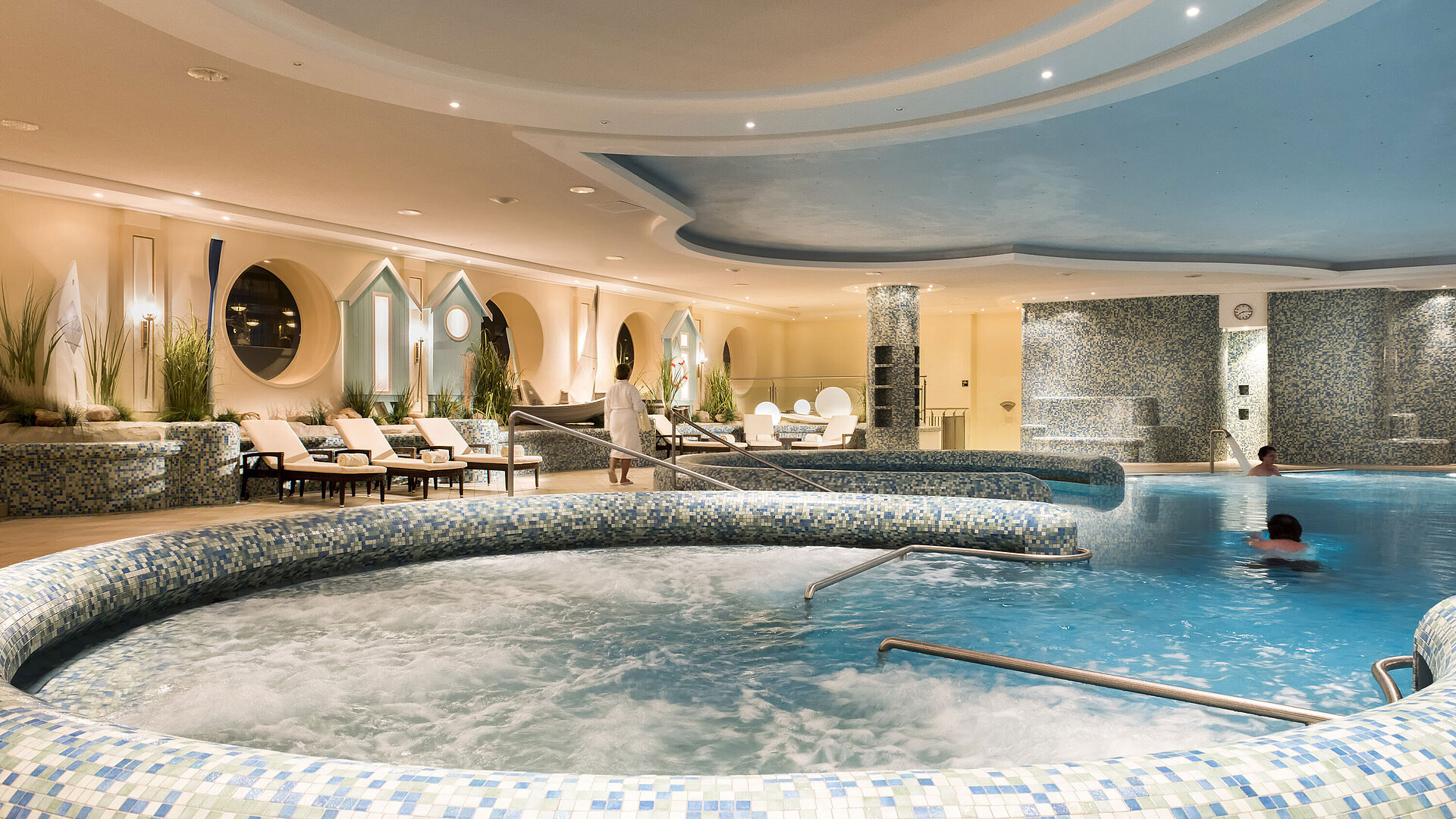 Piscine Grande piscine bien-être avec jacuzzi et chaises longues au Maritim Seehotel Timmendorfer Strand.