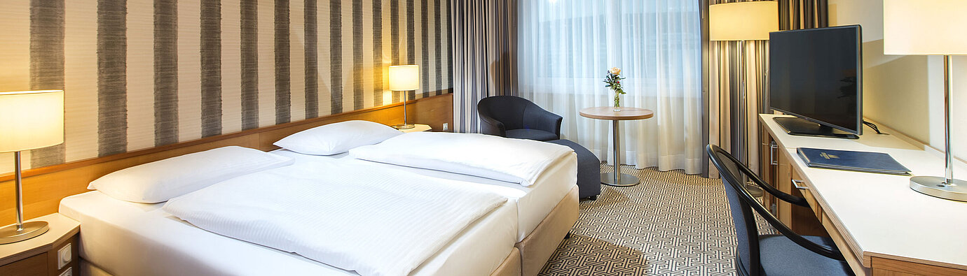 Chambre Comfort  Chambre double moderne avec bureau, TV et lumière du jour à l’hôtel Maritim Stuttgart