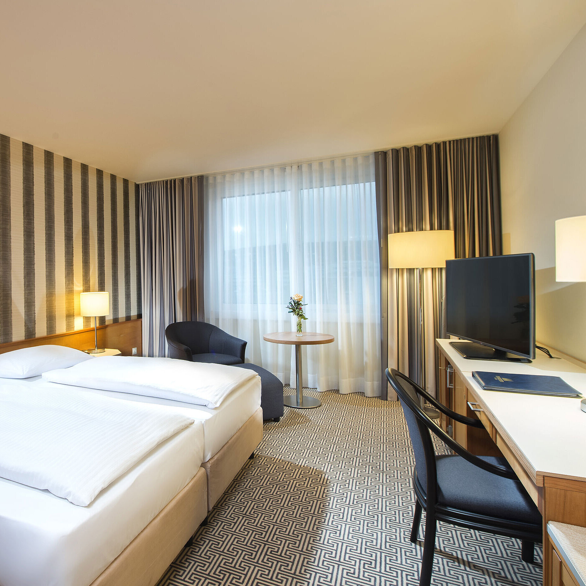 Chambre Comfort Chambre double moderne avec bureau, TV et lumière du jour à l’hôtel Maritim Stuttgart