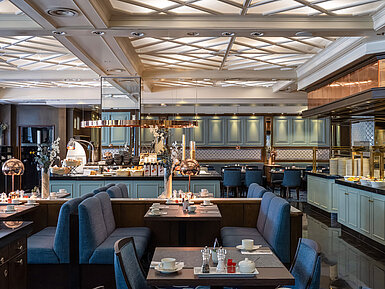 Restaurant Landgraf Intérieur élégant et zone de buffet du Restaurant Landgraf au Maritim Hotel Darmstadt. Coins salons cosy