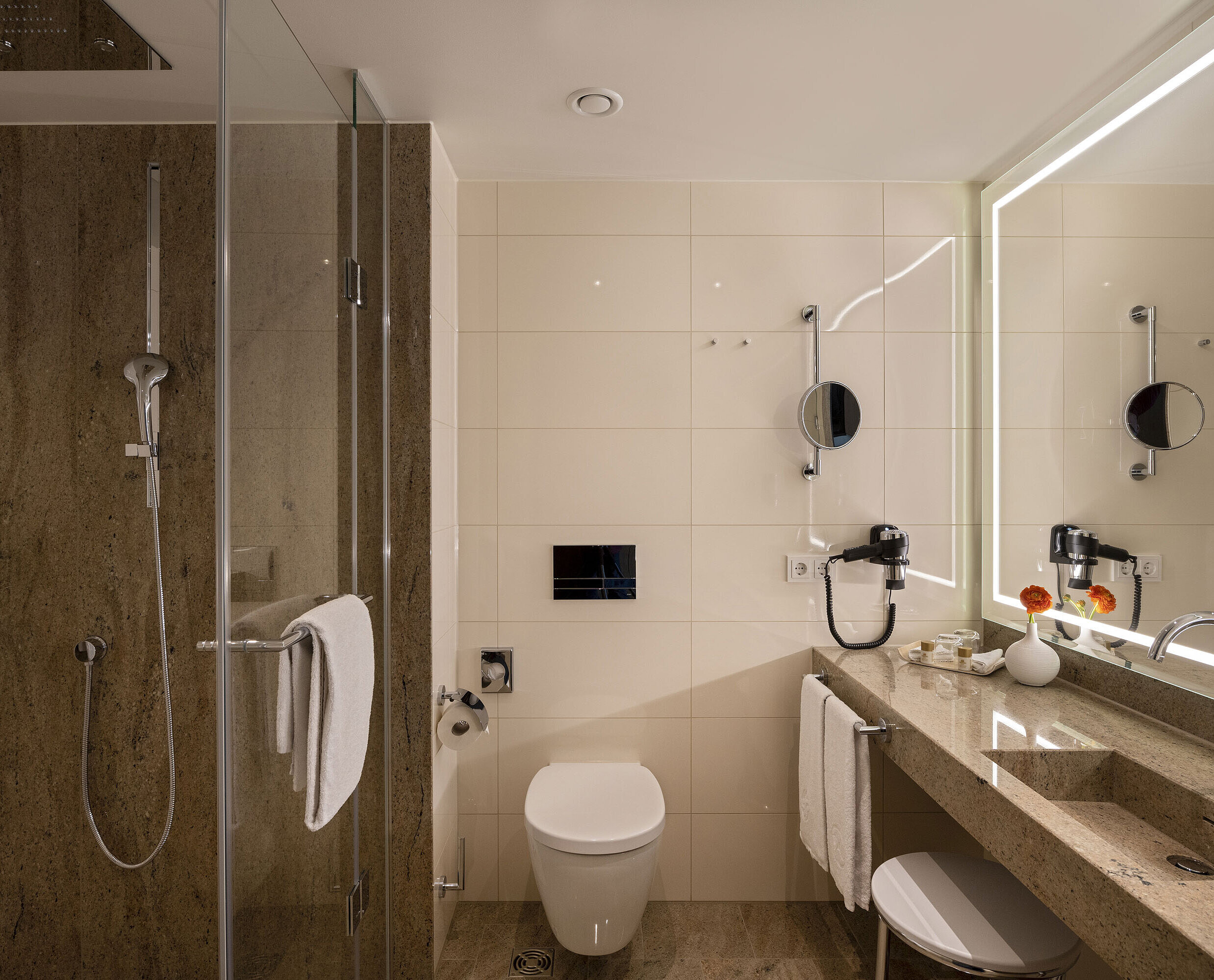 Chambre Superior Salle de bain luxueuse à l’hôtel Maritim Ingolstadt avec douche à effet pluie, double vasque et grands miroirs LED.