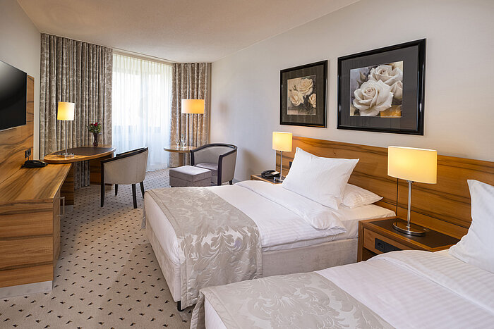Chambre double confortable à l'hôtel Maritim Bad Homburg avec décoration lumineuse et ambiance chaleureuse.
