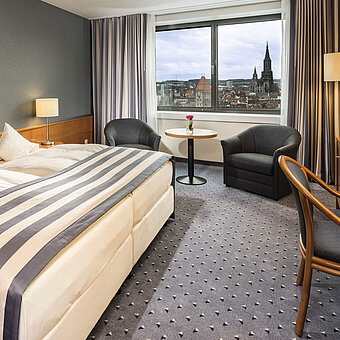 Habitación doble en el Maritim Hotel Ulm con ventana panorámica y vista al Münster