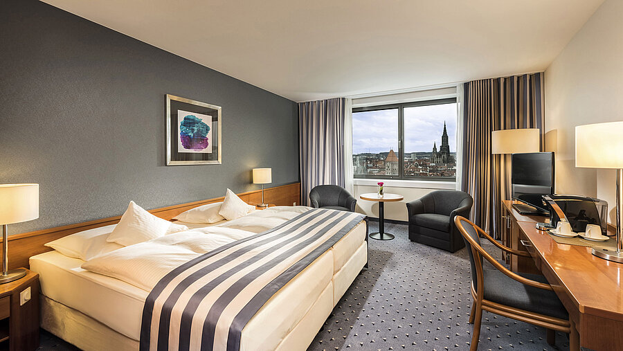 Habitación doble en el Maritim Hotel Ulm con ventana panorámica y vista al Münster