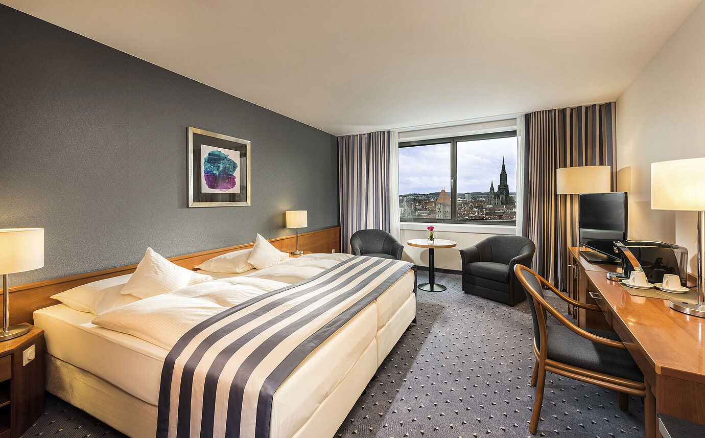 Camera doppia al Maritim Hotel Ulm con finestra panoramica e vista sul Münster di Ulm