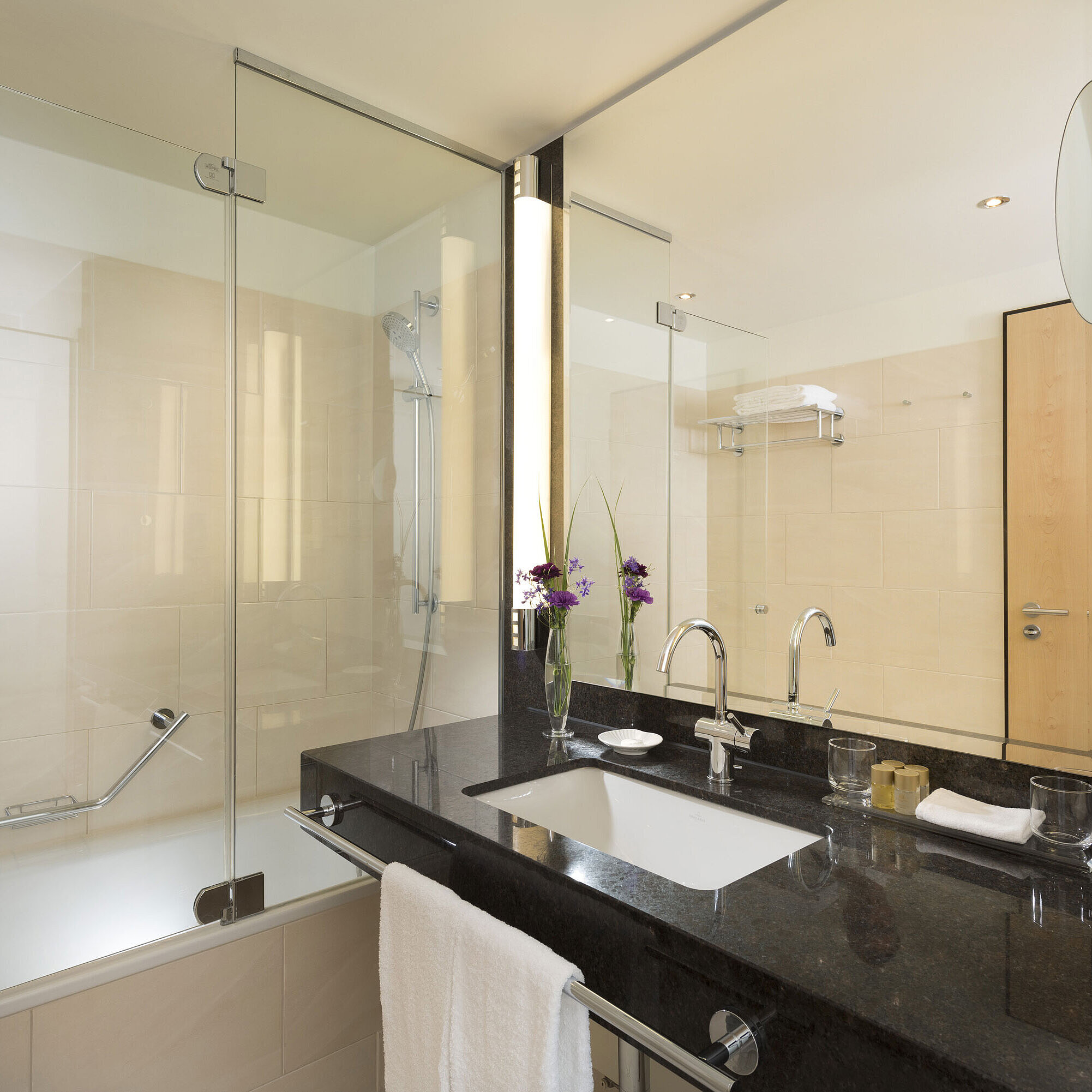 Classic room Bathroom Elegant bathroom at Maritim Hotel Düsseldorf with large bathtub, mirror, sink, and modern fixtures.