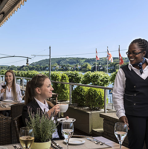 Restaurante "Rheinterrassen" con terraza de verano | Maritim Hotel Königswinter