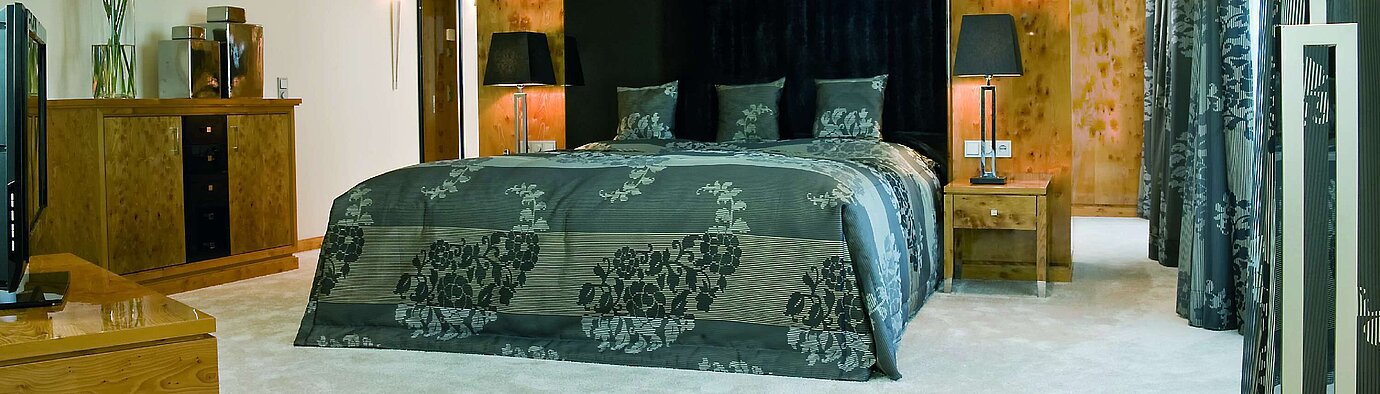 Chambre élégante de la suite présidentielle au Maritim Düsseldorf avec mobilier haut de gamme,lit luxueux et détails raffinés