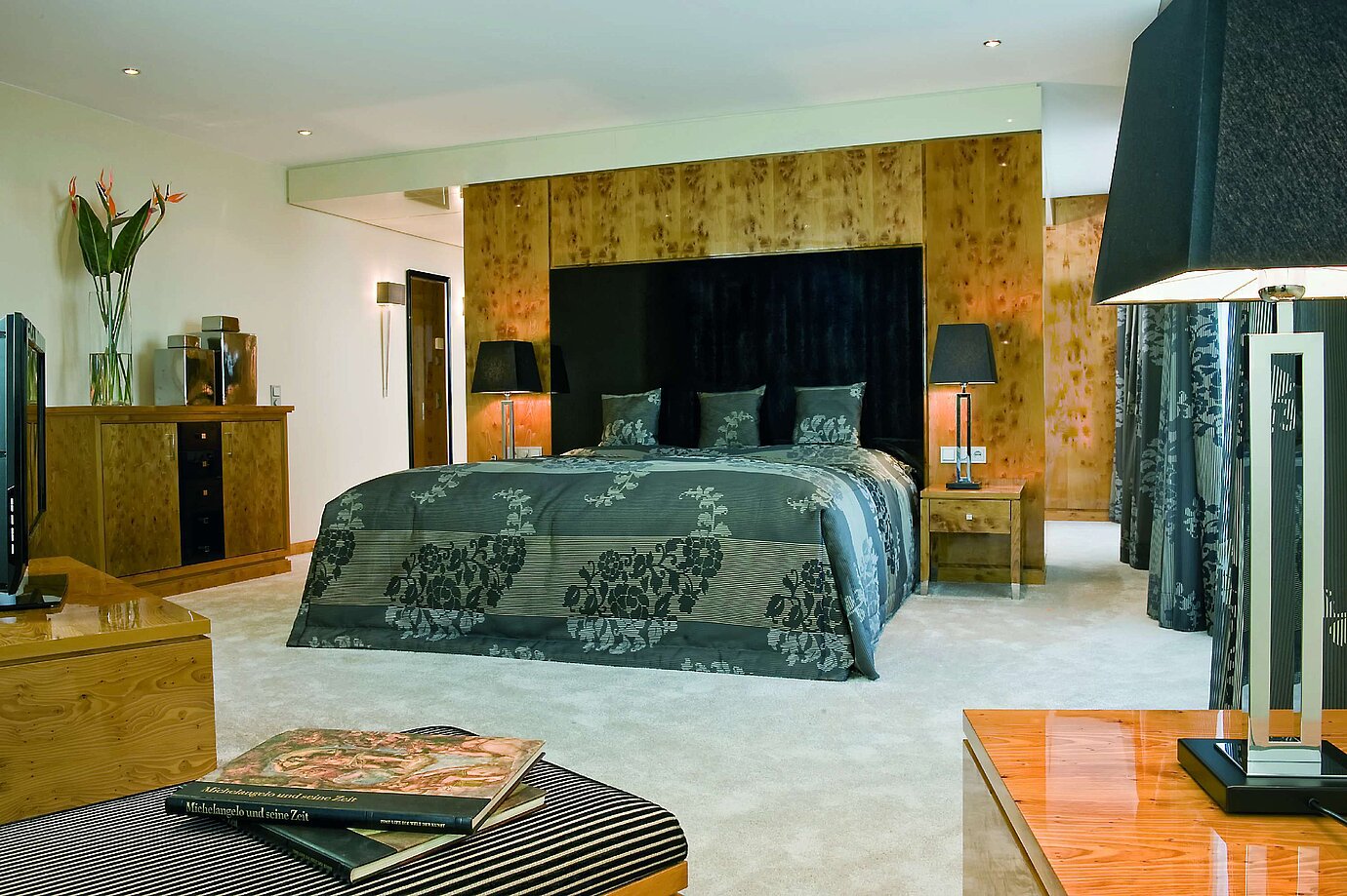 Chambre élégante de la suite présidentielle au Maritim Düsseldorf avec mobilier haut de gamme,lit luxueux et détails raffinés