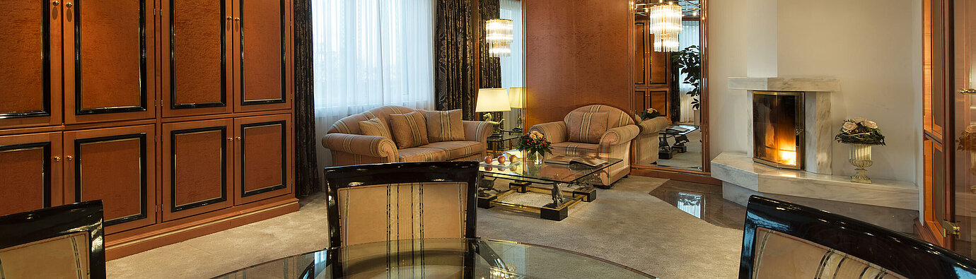 Suite Luxury  Suite exclusive avec décoration élégante, cheminée et salon à l’hôtel Maritim Stuttgart