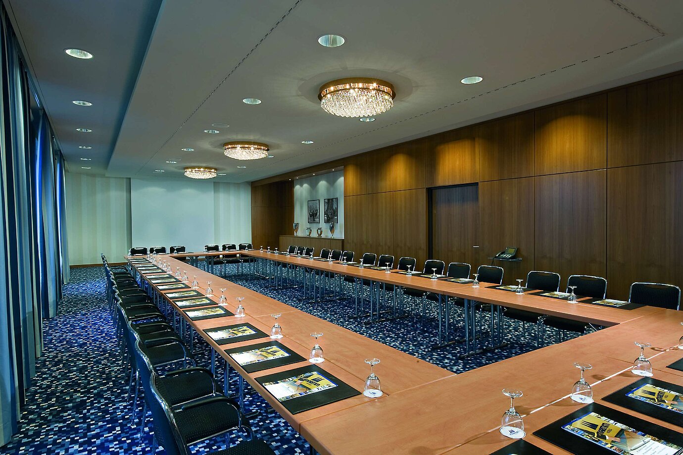 Modern conference room at Maritim Hotel Düsseldorf with U-shaped seating, ideal for meetings, workshops, and seminars.
