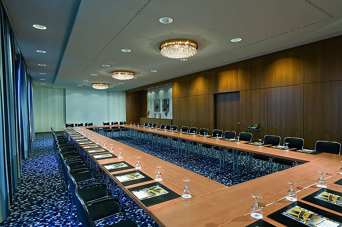 Modern conference room at Maritim Hotel Düsseldorf with U-shaped seating, ideal for meetings, workshops, and seminars.