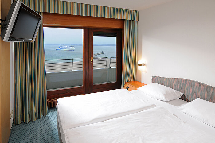 Habitación doble con vista al mar y ferry en el Maritim Hotel Travemünde