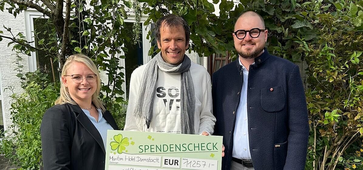 Check Presentation at the Kunterbunt Daycare Center Donation presentation by Maritim Hotel Darmstadt to the integrative daycare centre of Lebenshilfe Darmstadt