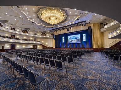 Espaciosa sala Maritim en Maritim Hotel Colonia, ideal para grandes eventos y conferencias,con iluminación y asientos lujosos