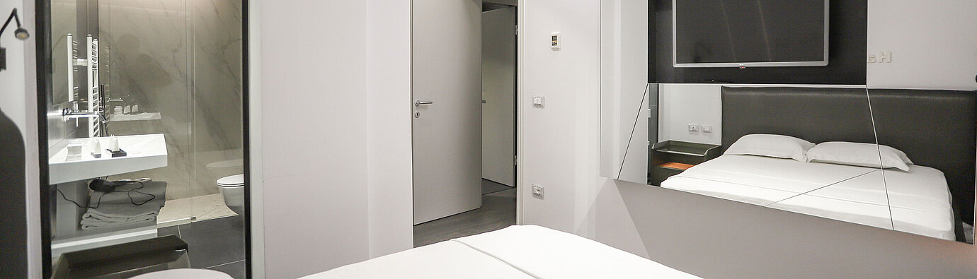 Habitación luminosa en Maritim Resort Marina Bay con baño moderno y comodidades
