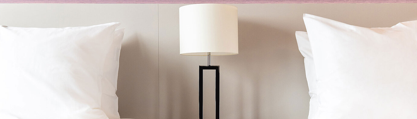 Twin Room Bedside table with lamp between two beds in Maritim Hotel Amsterdam