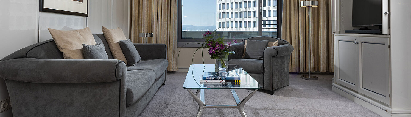 Suite Exécutive spacieuse au Maritim Frankfurt avec décoration élégante, coin salon confortable et grande fenêtre panoramique