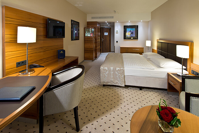 Habitación Classic cómoda en el Hotel Maritim Bad Homburg con diseño moderno y escritorio.