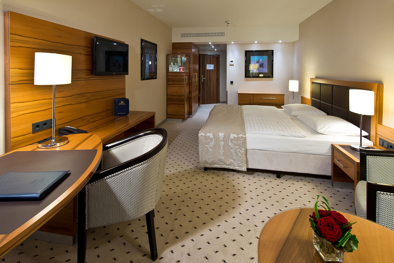 Habitación Classic cómoda en el Hotel Maritim Bad Homburg con diseño moderno y escritorio.