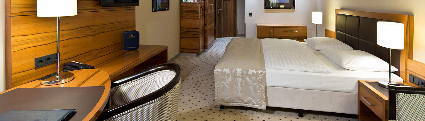 Chambre Classic confortable à l'hôtel Maritim Bad Homburg avec design moderne et bureau.