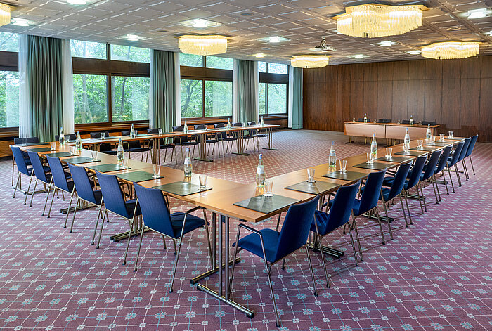 Sala con disposición en U, moqueta y grandes ventanas en el Maritim Hotel Travemünde