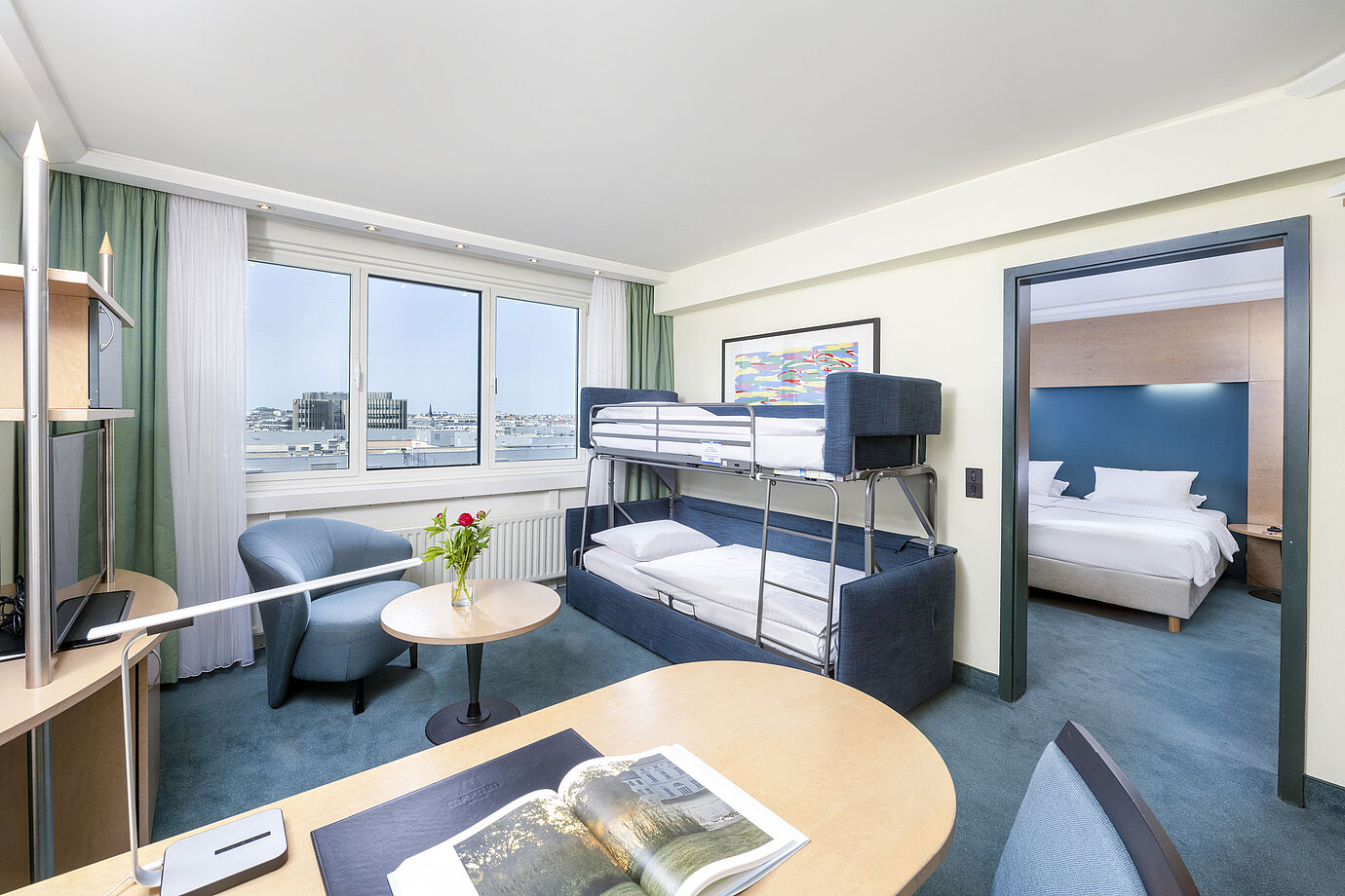 Suite familiale moderne au Maritim proArte Hotel Berlin avec lits superposés, coin salon et chambre à coucher séparée.