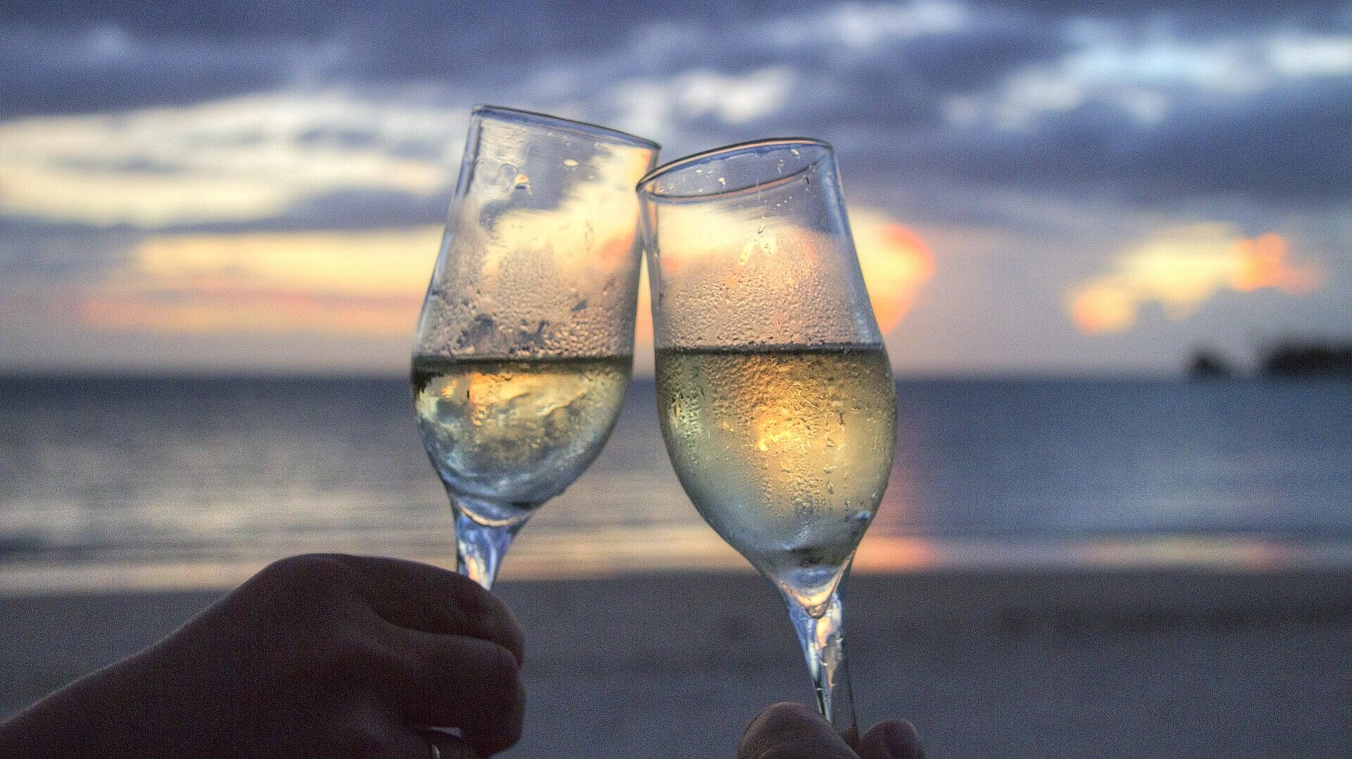 Sparkling wine at the beach
