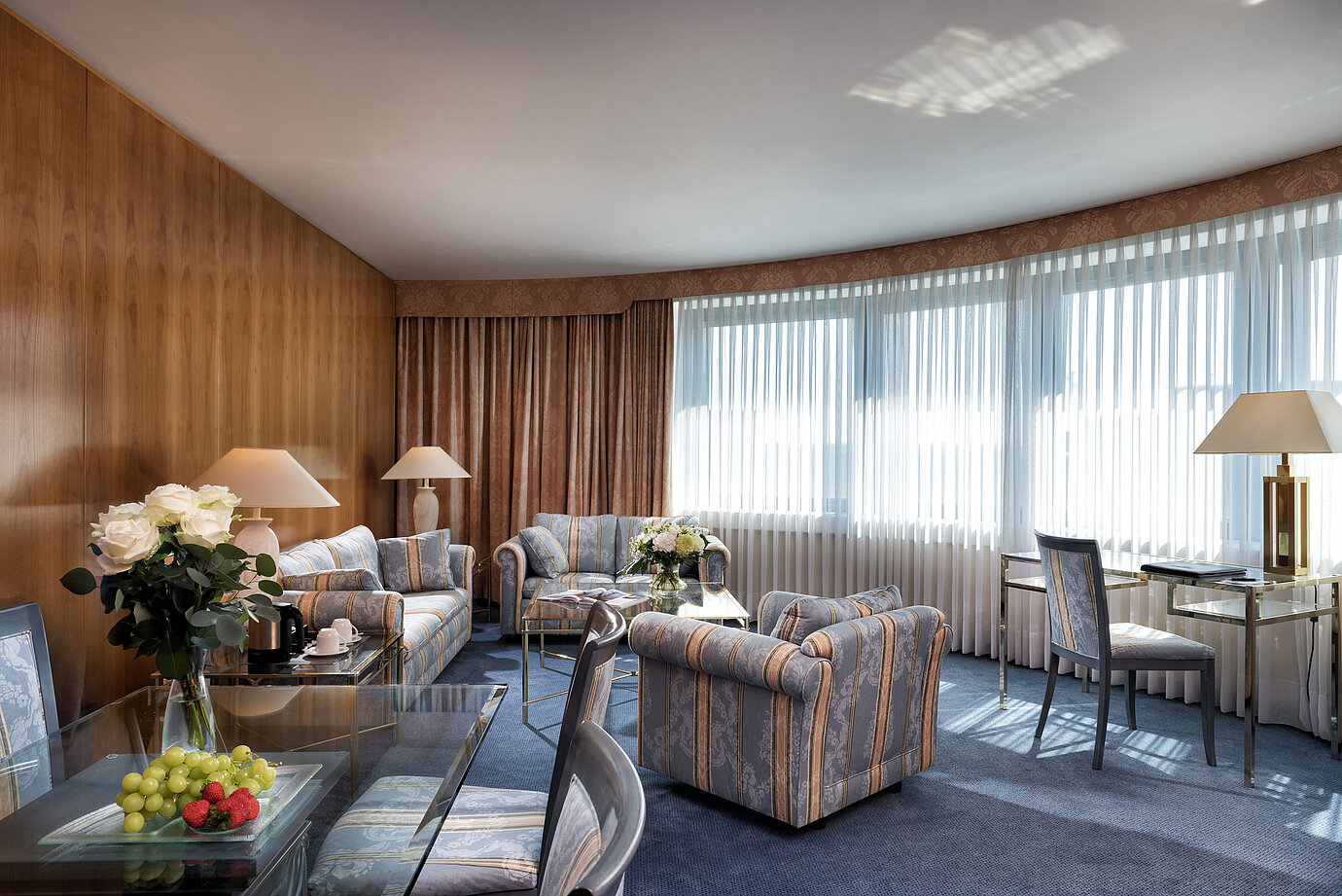 Elegante Master Suite del Maritim Hotel Hannover con design classico, arredi raffinati e luminose finestre panoramiche.