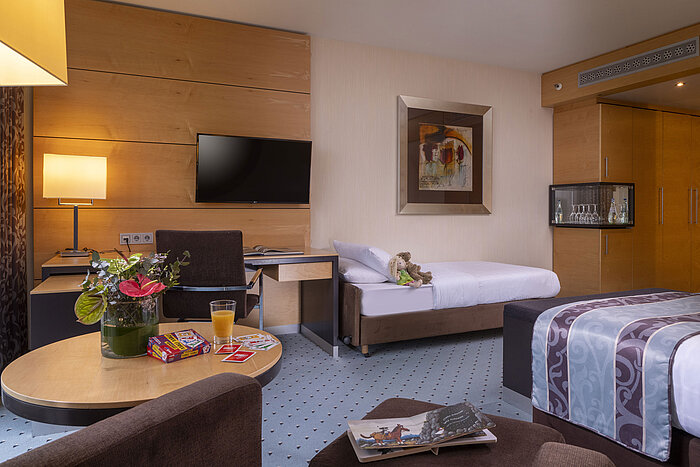 Chambre familiale confortable au Maritim Hotel Düsseldorf avec design moderne et lit supplémentaire pour enfants.
