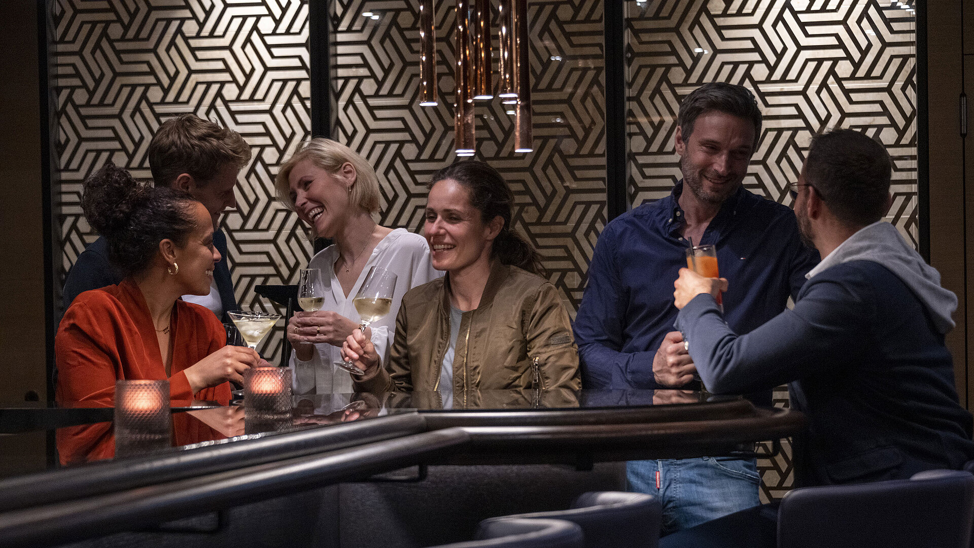 Guests enjoy drinks and lively conversations in the stylish bar at Maritim Hotel Ingolstadt.