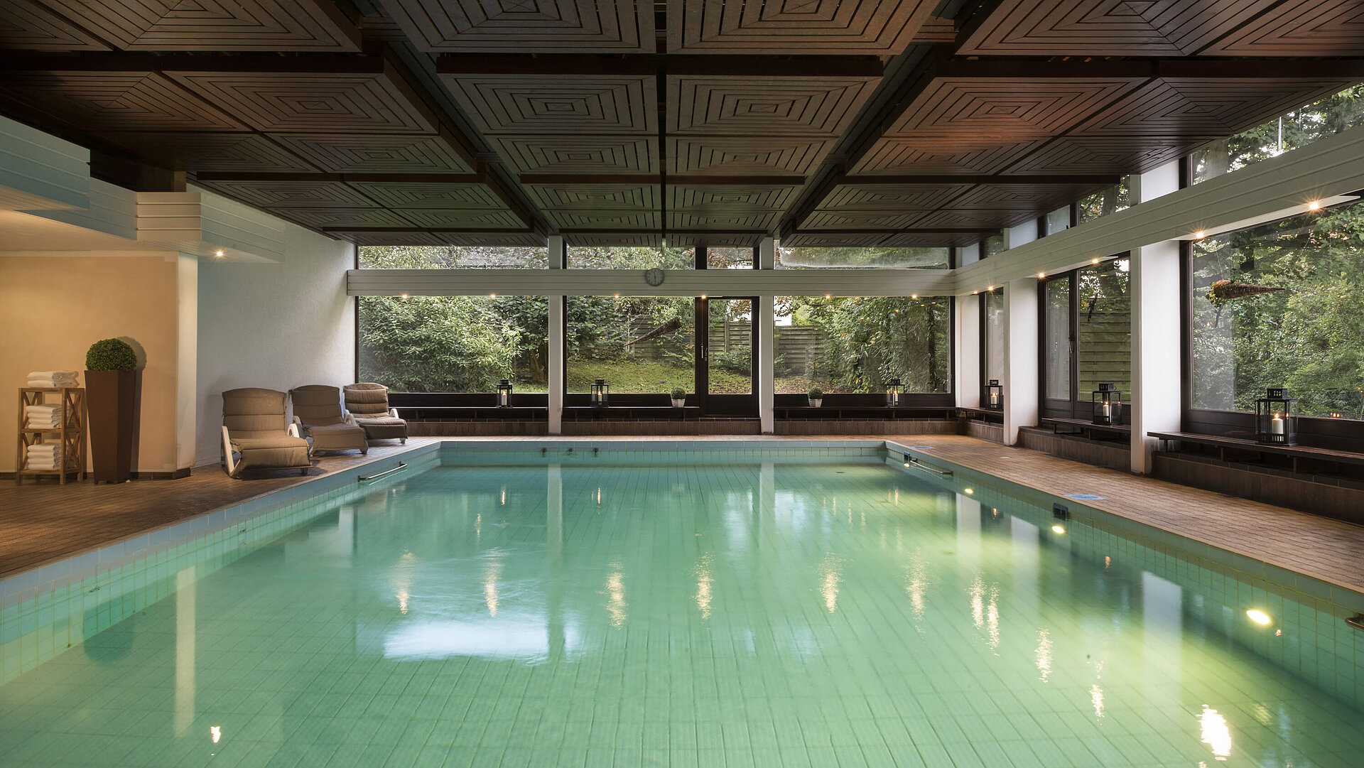 Piscina cubierta luminosa en el Maritim Hotel Bad Salzuflen con vistas a la naturaleza