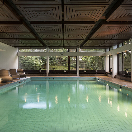 Piscina cubierta luminosa en el Maritim Hotel Bad Salzuflen con vistas a la naturaleza