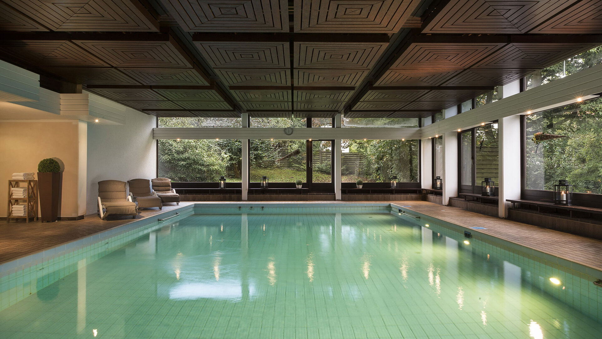 Piscine Piscine intérieure lumineuse au Maritim Hotel Bad Salzuflen avec vue sur la verdure