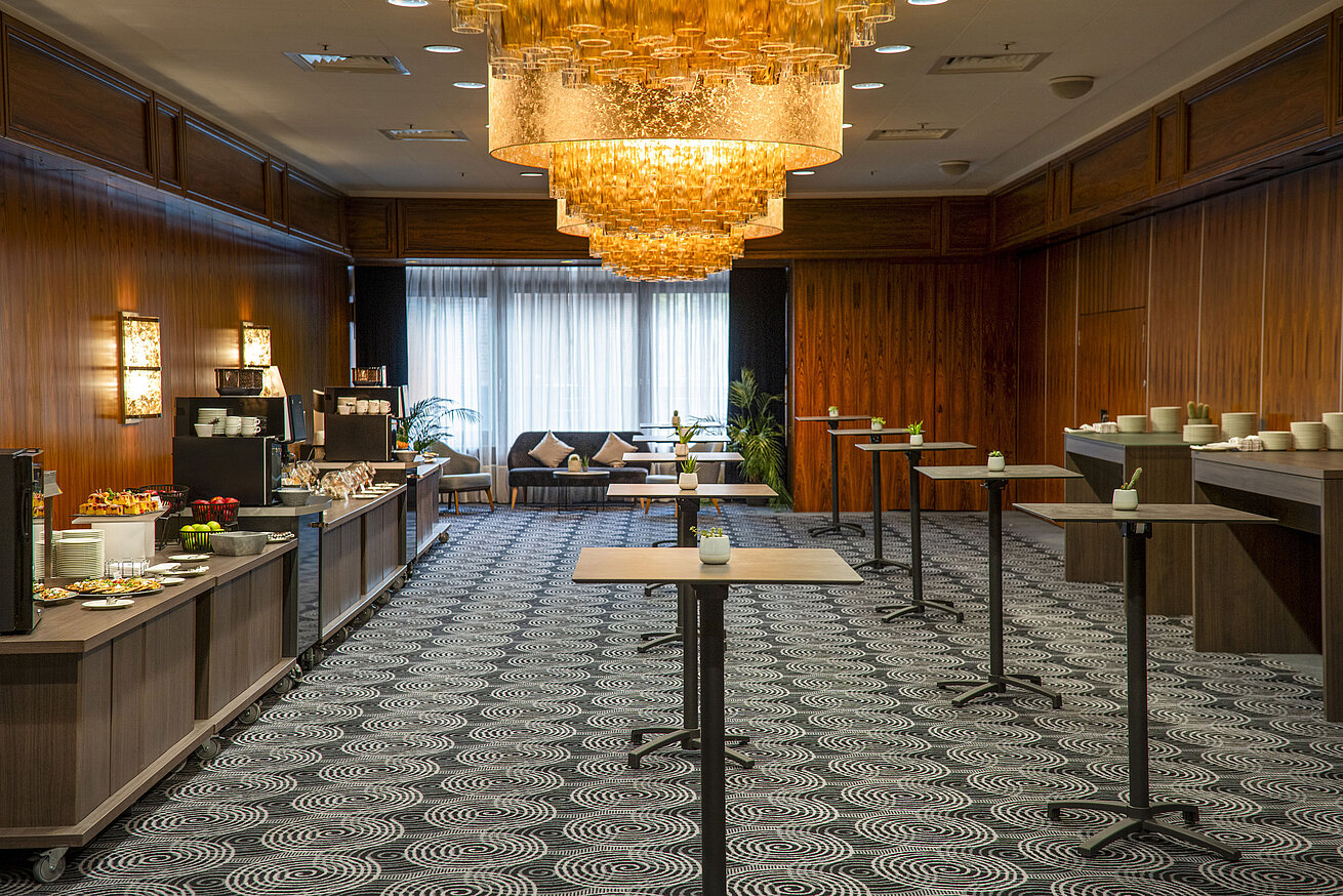 Sala de conferencias elegante en el Maritim Hotel Darmstadt con coffee break, diseño moderno y luz natural.