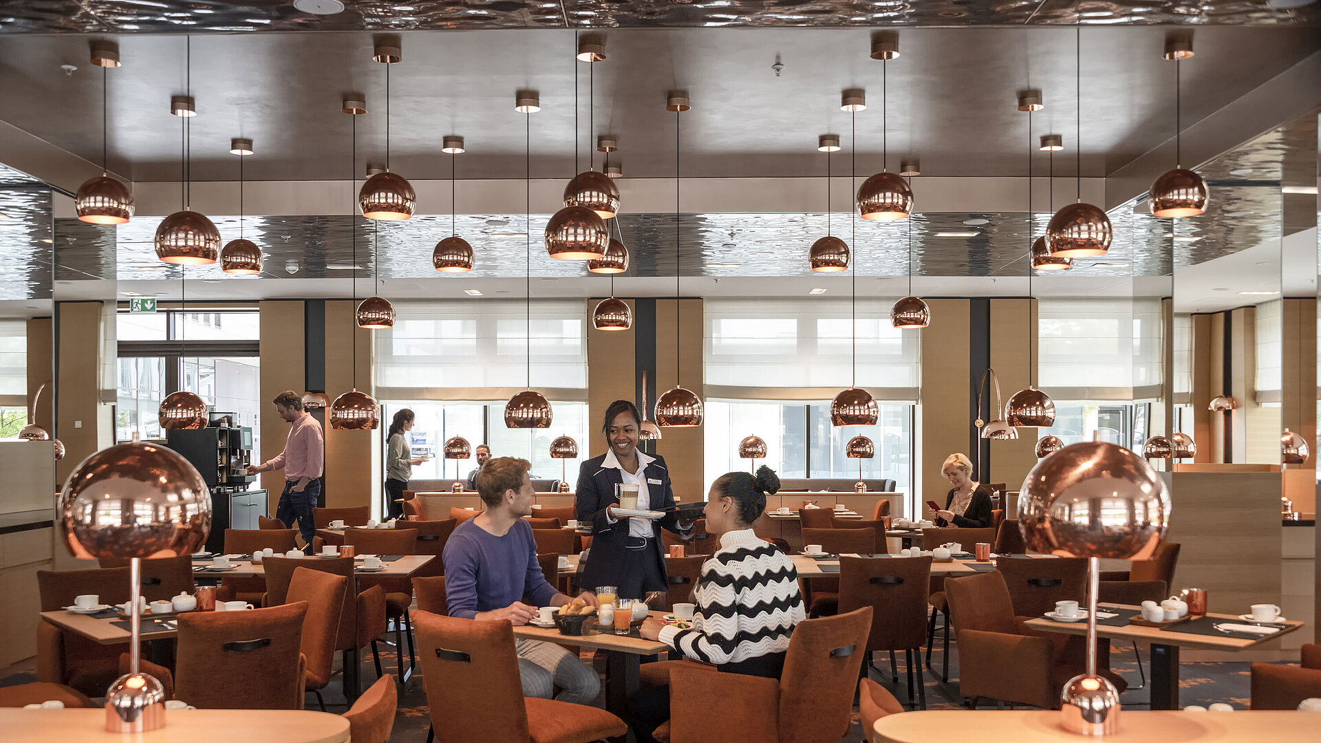 Modern restaurant at Maritim Hotel Ingolstadt with friendly service and stylish ambiance.