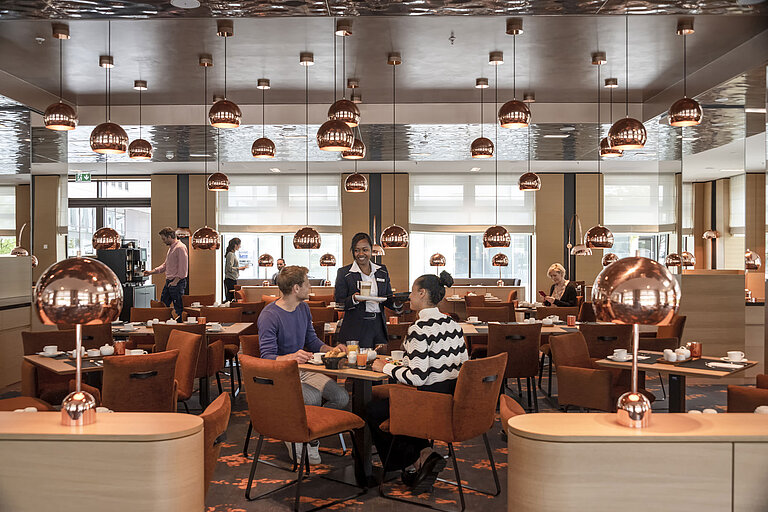 Modern restaurant at Maritim Hotel Ingolstadt with friendly service and stylish ambiance.