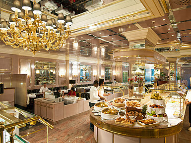 Grand buffet avec produits frais au restaurant élégant du Maritim Hotel Munich