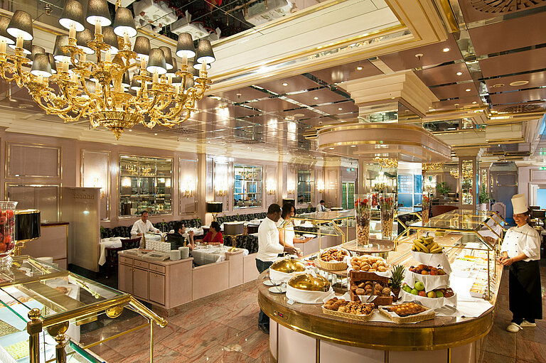 Ricco buffet con cibi freschi nel ristorante elegante del Maritim Hotel Monaco