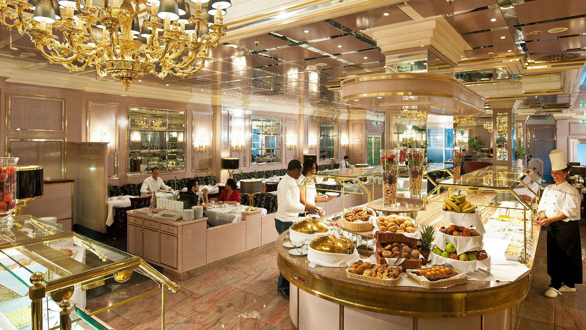 Ricco buffet con cibi freschi nel ristorante elegante del Maritim Hotel Monaco