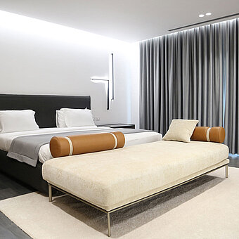 Habitación doble luminosa en el Maritim Resort Marina Bay con diseño moderno y gran sofá