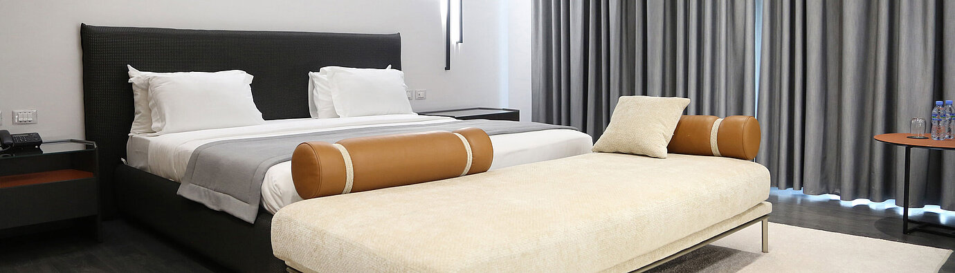 Habitación doble luminosa en el Maritim Resort Marina Bay con diseño moderno y gran sofá
