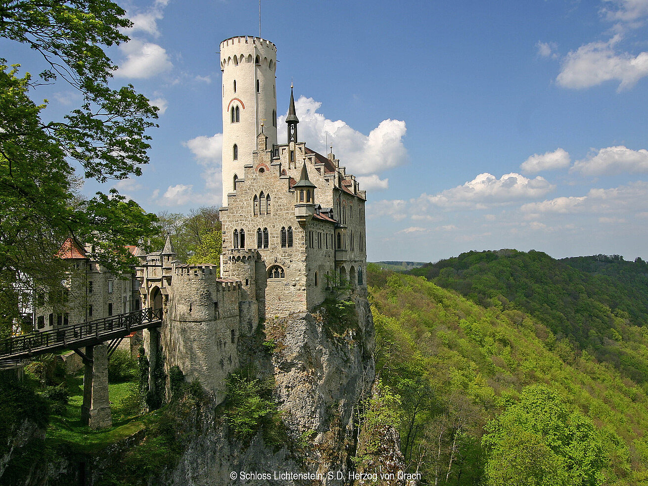 Castillo de Lichtenstein Castillo de Lichtenstein sobre un peñasco en el valle del Echaz, rodeado de bosques.
