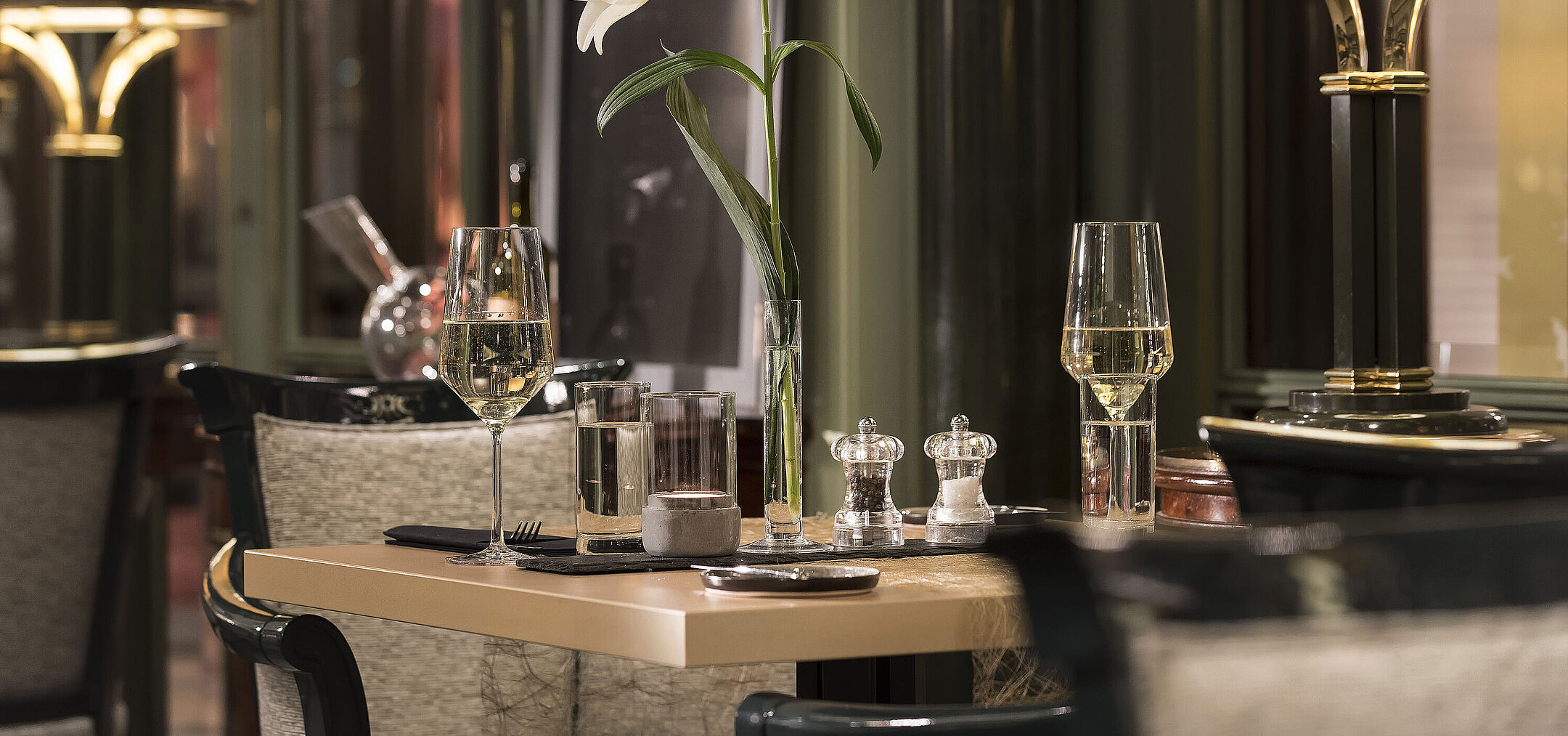Table élégante avec fleur et verres à vin au restaurant La Marée, hôtel Maritim Bonn, idéale pour un dîner chic.