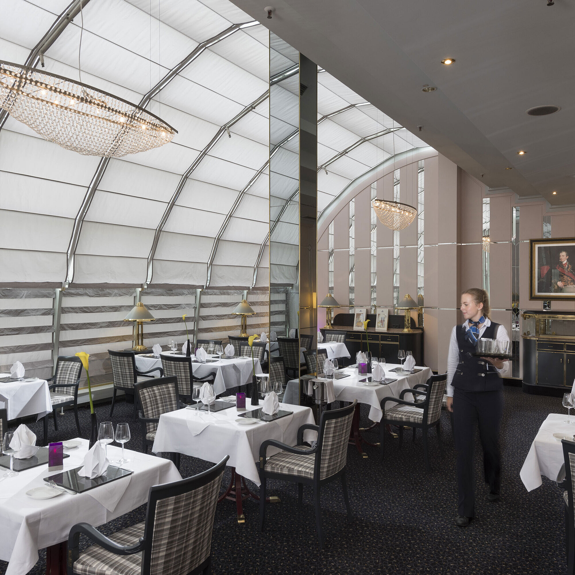 Bright restaurant with staff and stylish interior at the Maritim Hotel Munich