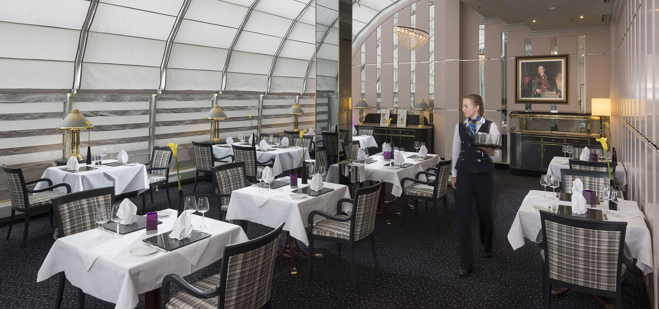 Restaurant lumineux avec personnel et décoration raffinée à l’hôtel Maritim Munich