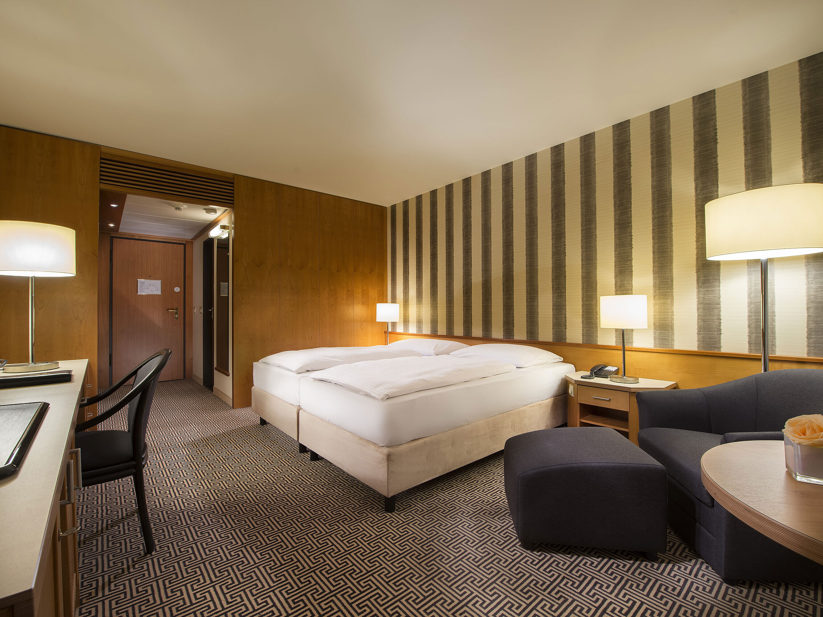 Chambre double lumineuse avec coin salon au calme à l’hôtel Maritim Stuttgart