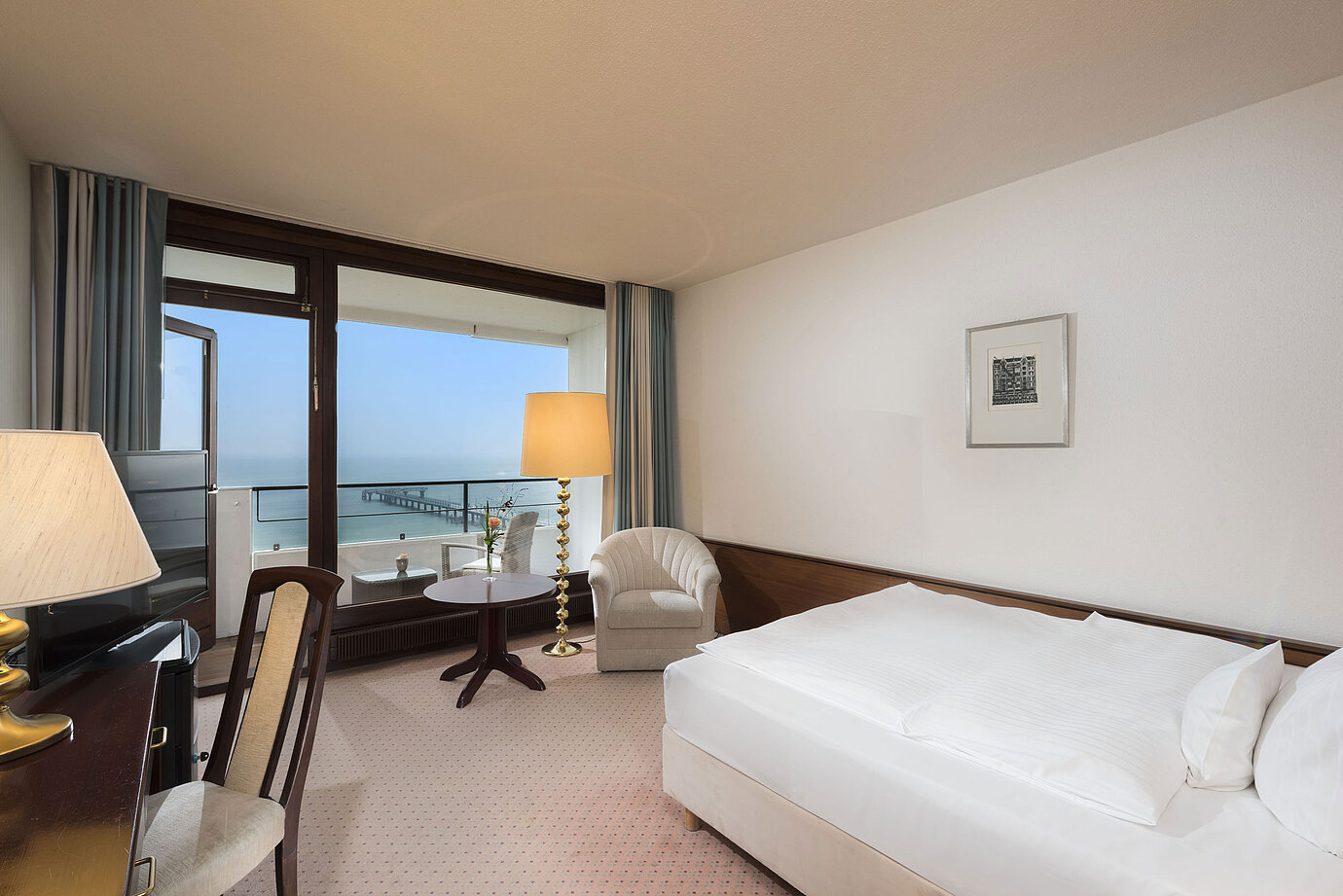 Chambre simple au Maritim Seehotel Timmendorfer Strand avec vue mer, balcon et coin salon confortable.